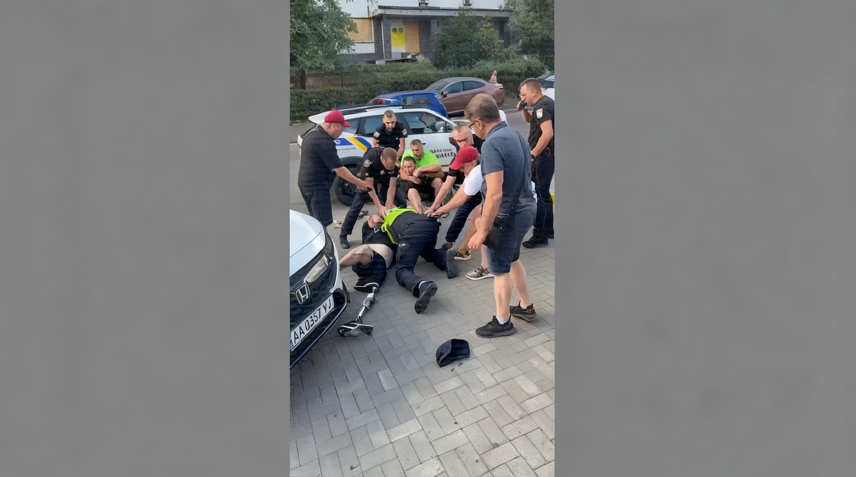 Вулиця Гарматна, Київ: Бійка між патрульним поліцейським і ветераном на протезі