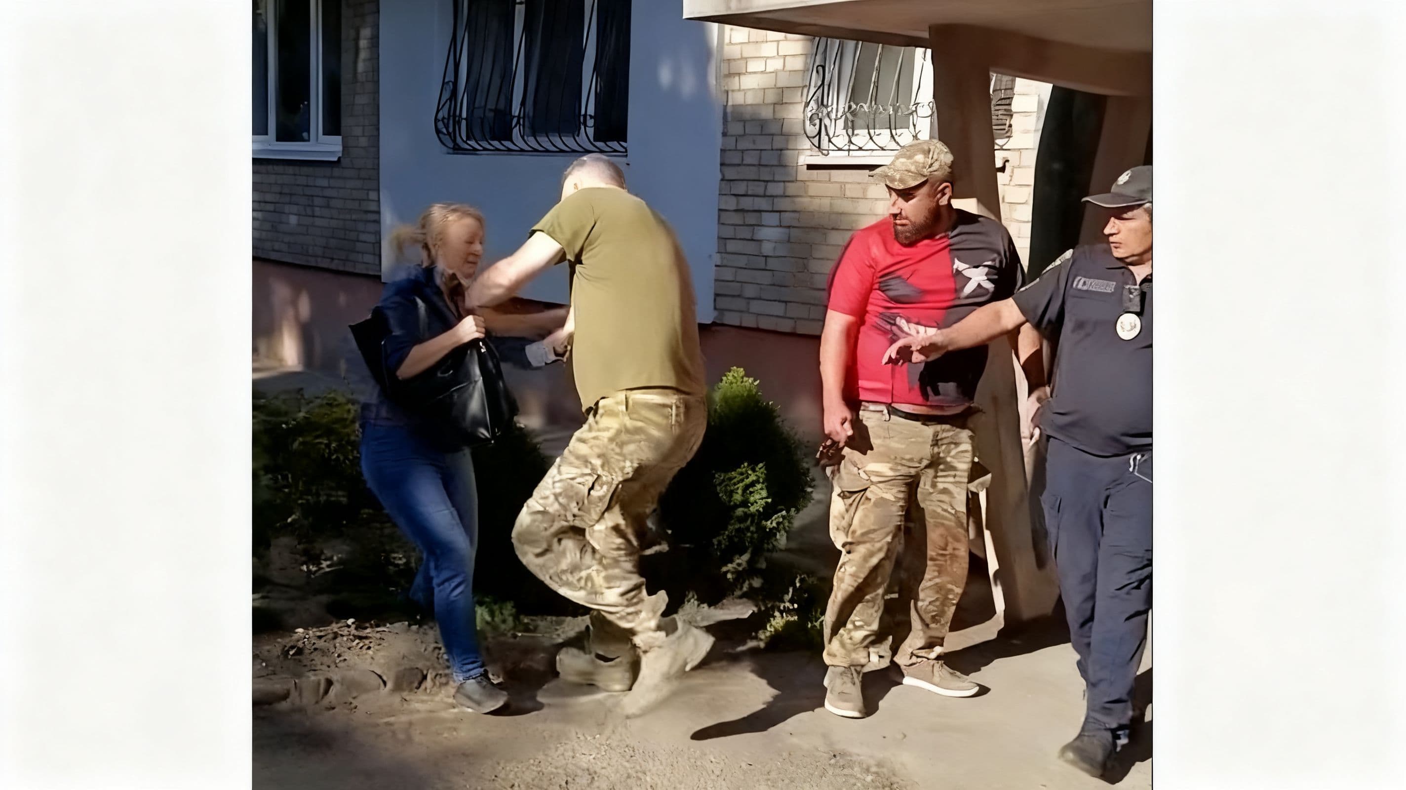 Львів, вул. Дунайська: Конфлікт військових із жінкою під час оповіщення