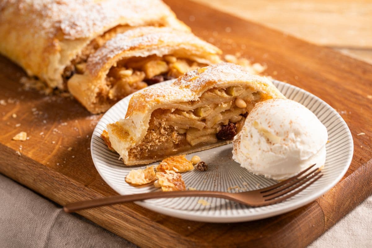 apple-strudel-with-puff-pastry_1200x800.jpg
